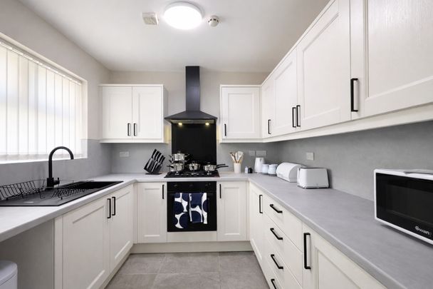 6 Bed Terraced House, Halsbury Road, L6 - Photo 1