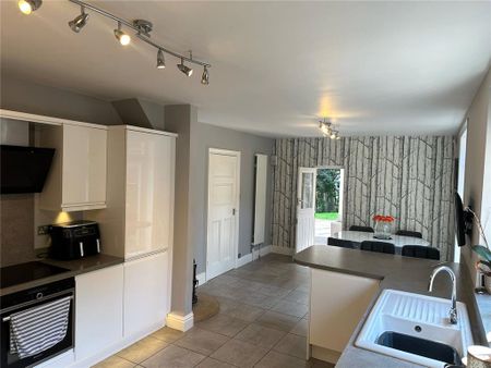3 bedroom semi-detached house to rent - Photo 2