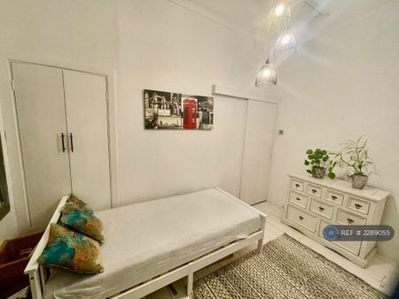 1 bedroom in a house share to rent - Photo 3