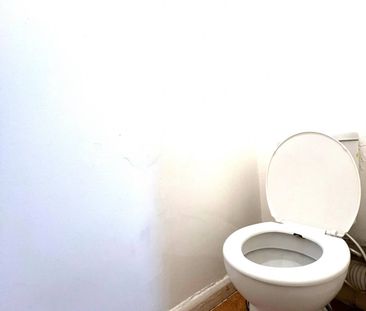 One bedroom First Floor flat close to ilford station- £1400 - Photo 5
