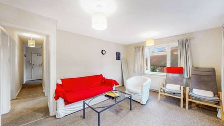 3 Bedroom, 1 bath, 1 reception Flat - Photo 2