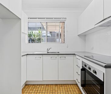 Ground Floor Convenience Opposite the Park - Photo 4