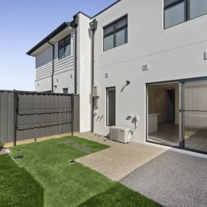 Newly built Modern & Stylish Townhouse in the Grand Central Estate Tarneit! - Photo 2