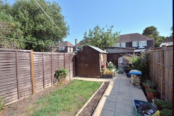 Ashwood Ave, Hillingdon, UB8 - Photo 1