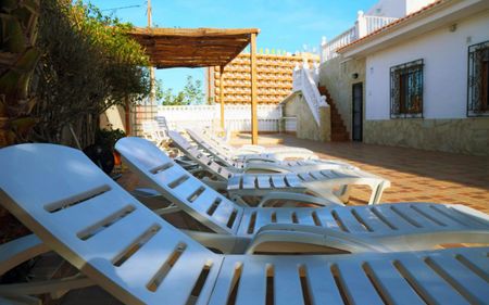 Se alquila un estupendo chalet adosado con piscina en Benidorm - Photo 4