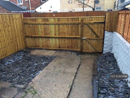 3 bedroom terraced house to rent - Photo 4