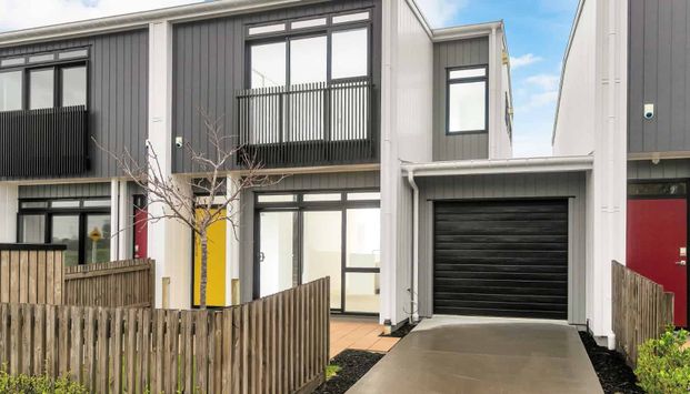 Brand new spacious townhouse in Karaka Lakes - Photo 1
