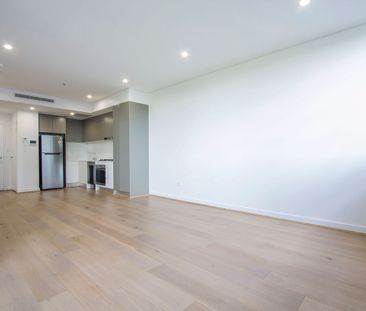 Spacious Apartment with Park Views - Photo 5