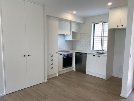 Waltham – Modern Townhouse, 2 Bedroom + Study Nook, Single carpark - Photo 4