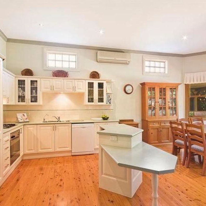 UNIQUE FAMILY HOME CLOSE TO EASTWOOD PUBLIC SCHOOL - Photo 1
