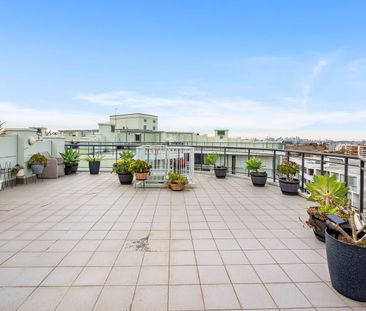 Bright & Spacious Penthouse in Prime Location - Photo 6