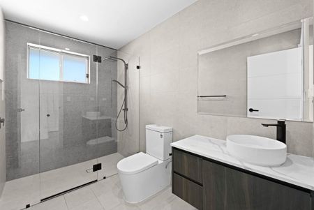 Spacious 5-Bedroom Family Home with Modern Comforts - Photo 5
