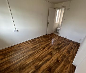 6 bedroom detached house to rent - Photo 4