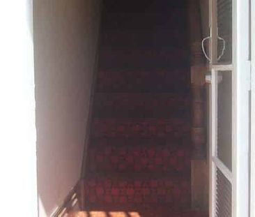 Sunny, warm, upstairs flat close to Courtenay Pl - Photo 1