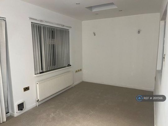 4 bedroom semi-detached house to rent - Photo 1