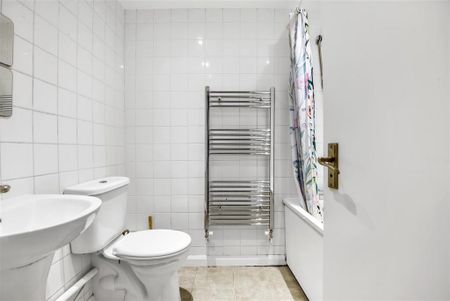 4 bedroom flat to rent - Photo 4