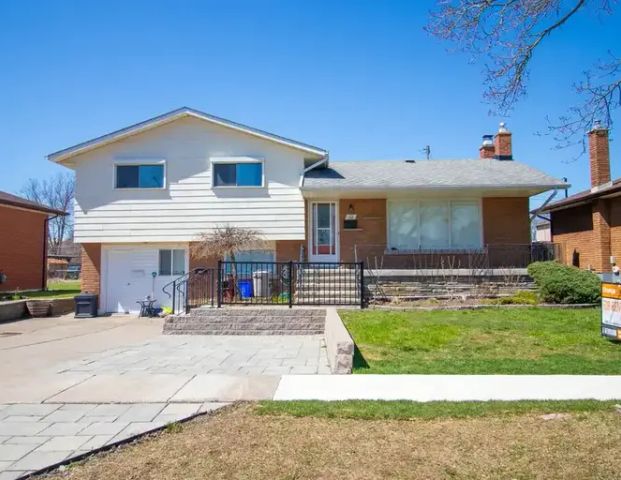 32 Hughes Avenue | 32 Hughes Avenue, Welland - Photo 1