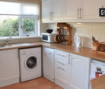 Bright room in 4-bedroom house in Riverston Abbey, Dublin - Photo 3