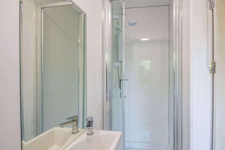 4 bedroom semi-detached house to rent - Photo 2