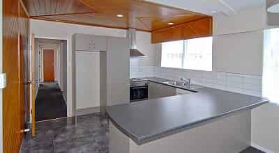 Sunny and spacious 3 bedrooms on upstairs main house - Photo 1