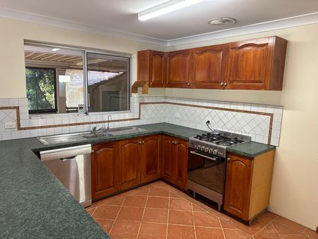 13 Bastion Court, 6155, Willetton Wa - Photo 2