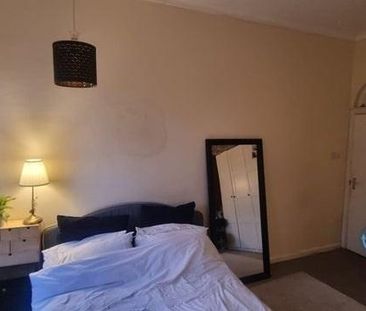 1 bedroom in a flat share to rent - Photo 3