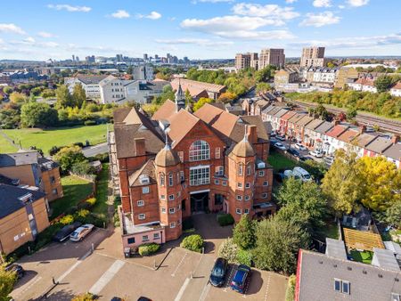 2 bedroom flat to rent - Photo 2