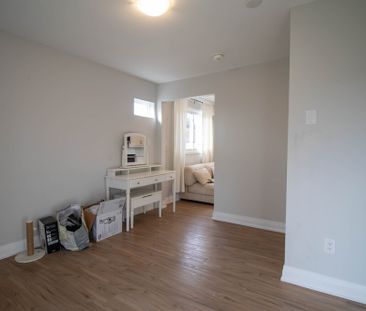**SPACIOUS** Extended Bachelor Apartment in Welland!! - Photo 3