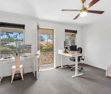 Spacious 2-Bedroom Townhouse, 250 metres to the beach – Water & Law... - Photo 3