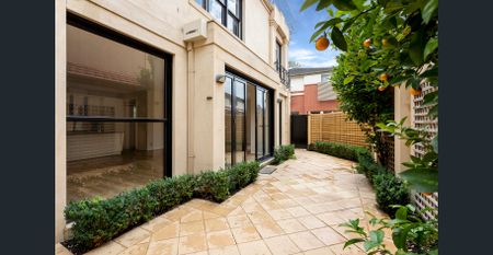 Spacious Townhouse with courtyard - Photo 3