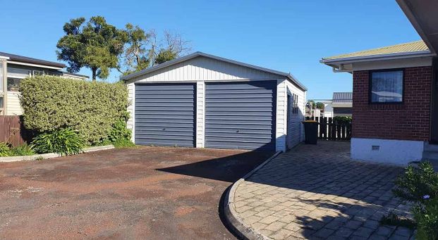 LARGE FAMILY HOUSE WALK TO SANDSPIT SCHOOL - Photo 1