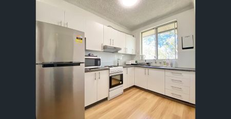 Top floor 2 bedder in boutique complex, close to amenities! - Photo 5