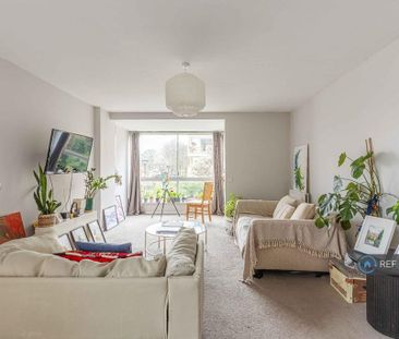 1 bedroom in a flat share to rent - Photo 3