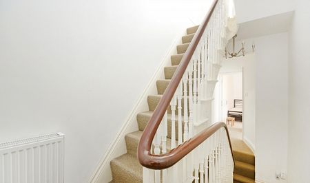 Modern 6-Bed Student House with On-Street Parking and Great Amenities - Photo 3