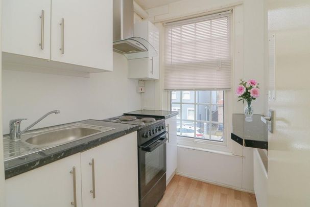 Studio to rent - Photo 1