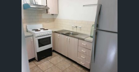 Big 1BR for male in Huge, Tiled, Shared, Furnished Flat. Walk to Train. Inc. bills! - Photo 3