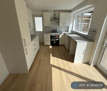 3 bedroom semi-detached house to rent - Photo 6