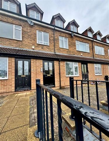 High Moor Crescent, Leeds, LS17 - Photo 5