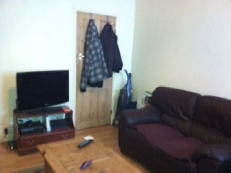 2 Bed - Well Presented 2 Bedroom Property With An Additional Room - Photo 5