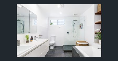 Stunning Renovated Victorian - Photo 3