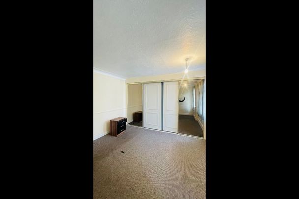 2 Bed Terraced House, Saxon Road, IG1 - Photo 1