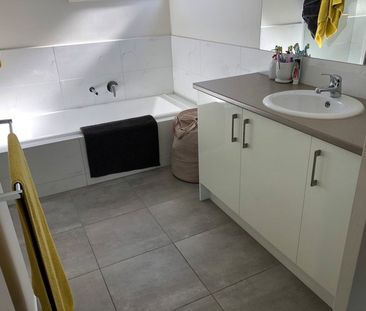 Stylish 2 Bedroom Town House - Photo 4