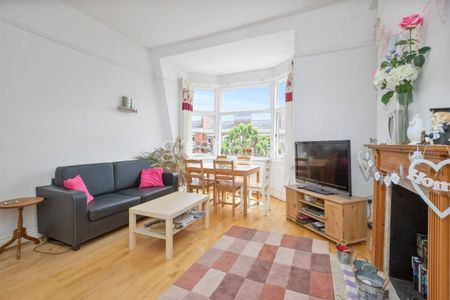 3 bedroom flat to rent - Photo 2