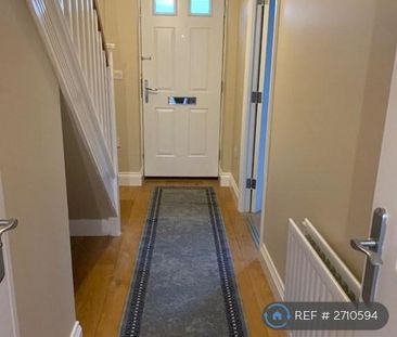 4 bedroom semi-detached house to rent - Photo 5