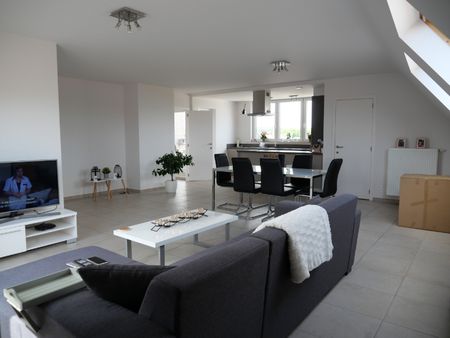 Dakappartement met 2 slaapkamers, groot terras en garage te huur in Tiegem - Photo 3