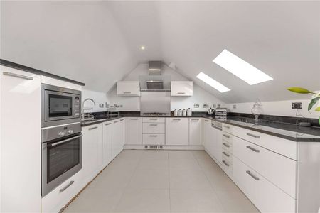 An exceptional one-bedroom penthouse apartment on Ham Common - Photo 2