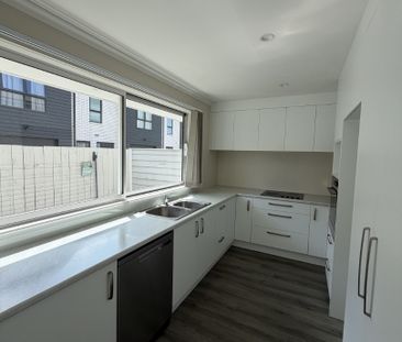 This beautifully designed three-bedroom, two-bathroom townhouse off... - Photo 5