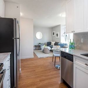 1BD 1BA, Social Room, Full size stainless steel appliances - Photo 2