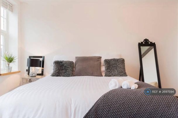 1 bedroom in a flat share to rent - Photo 1