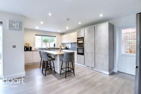 5 bedroom detached house to rent - Photo 2